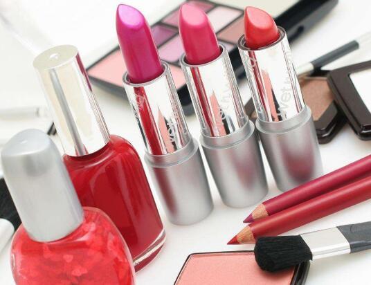 大男孩不走寻常路 网上销售化妆品有诀窍，顾客满意生意火爆